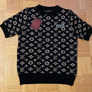 Short sleeve sweater top.